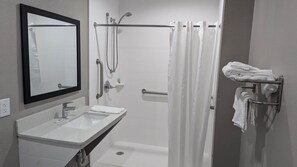 Suihkun ja ammeen yhdistelmä, pyyhkeet, saippua