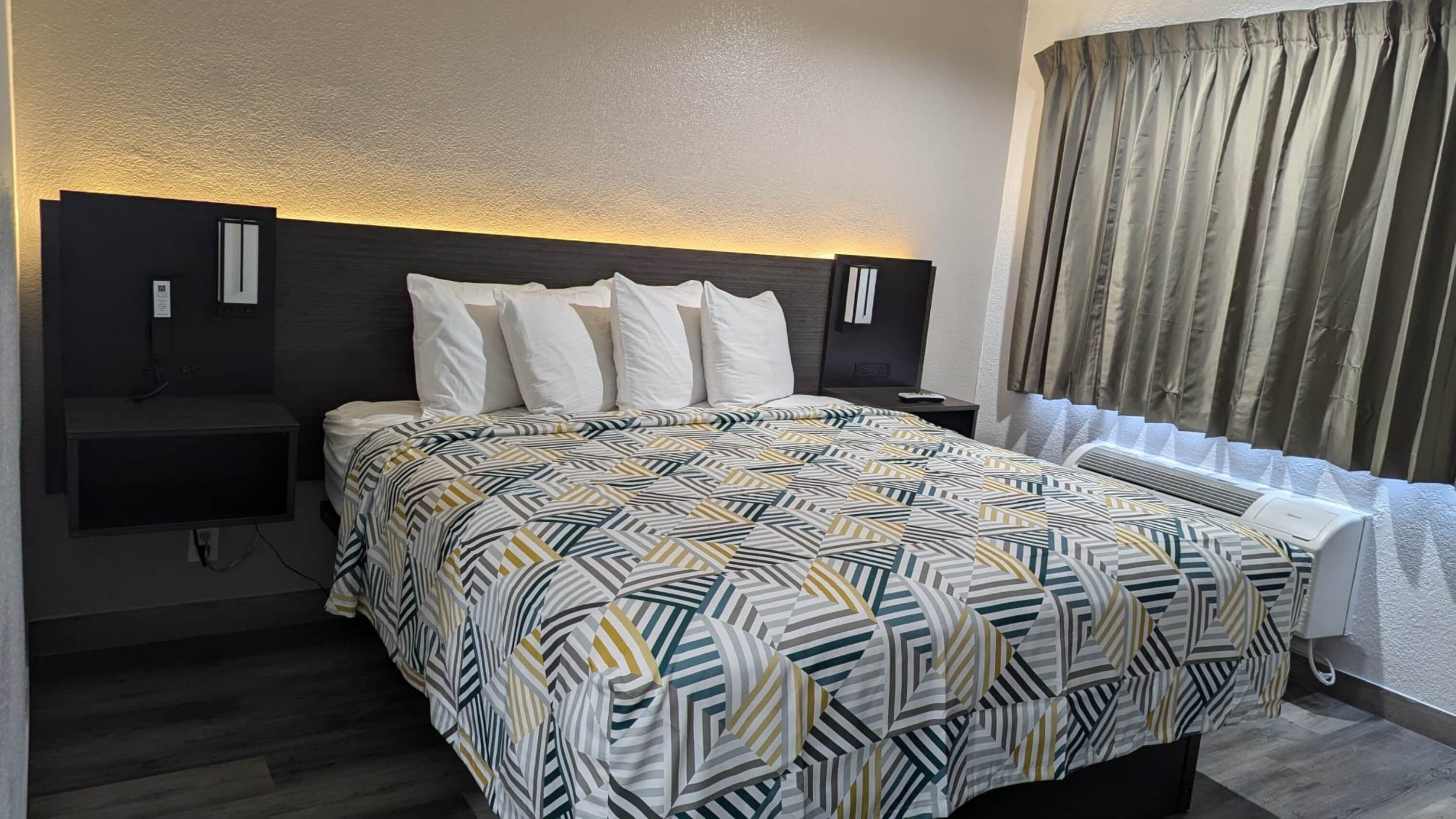 Escritorio, wifi gratis, ropa de cama