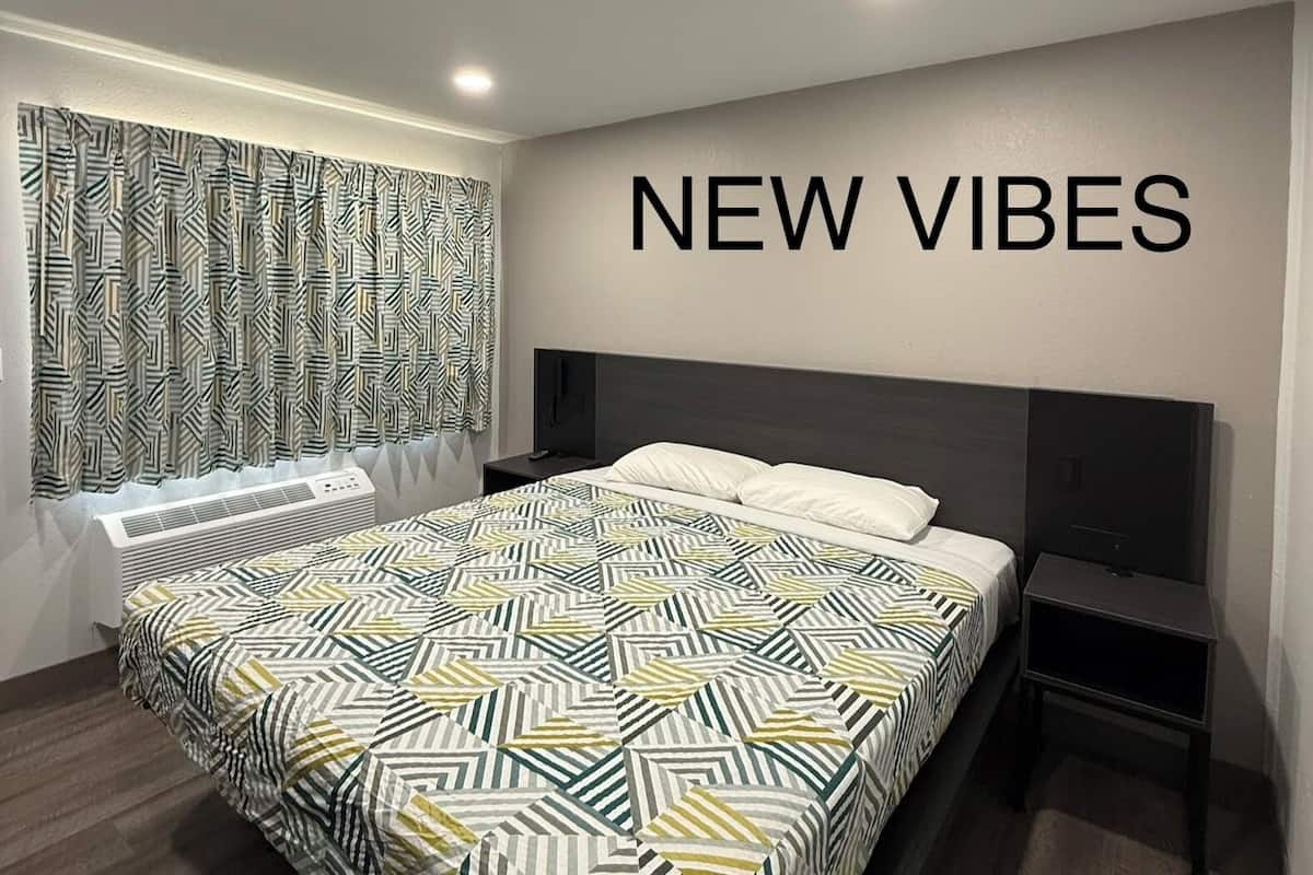 Deluxe Room, 1 King Bed, Non Smoking, Refrigerator & Microwave