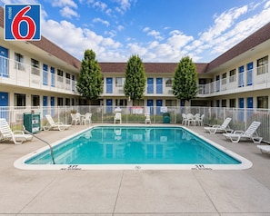 Outdoor pool - Motel 6 Yreka, CA (Yreka)