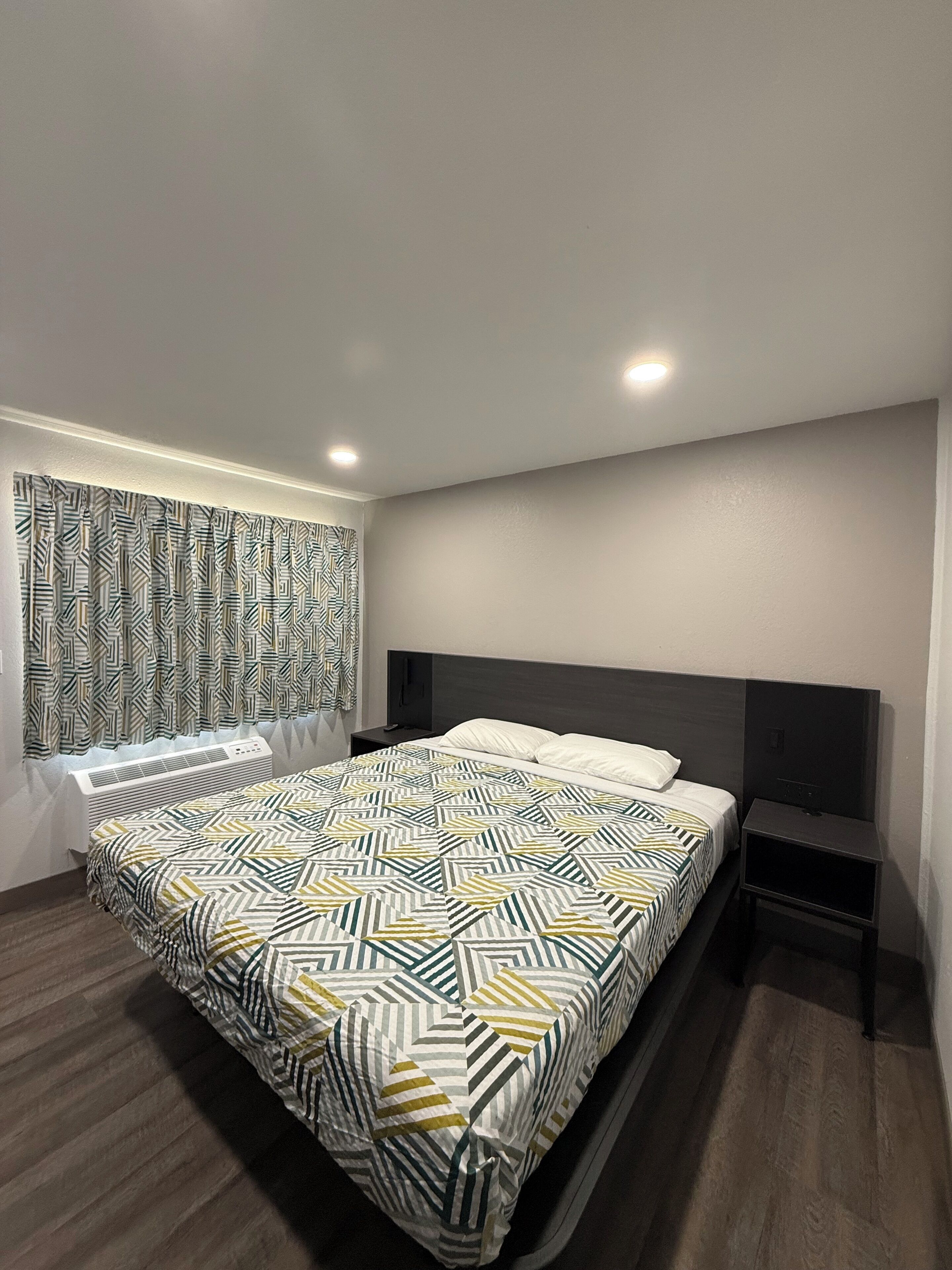 Habitación Deluxe, 1 cama King size, para no fumadores, refrigerador y microondas | Wifi gratis y ropa de cama 