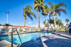 Outdoor pool - Motel 6 Riverside, CA - South (Riverside)