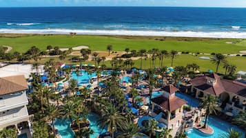 Una piscina techada, 9 piscinas al aire libre, sombrillas