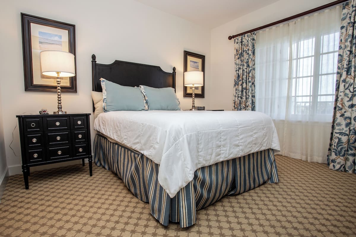 Condo, 2 Bedrooms (Condo in Yacht Harbor, w/view 575)