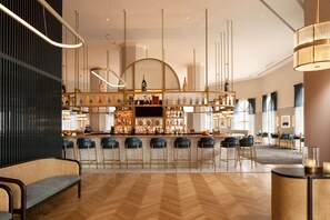 9 restaurants, breakfast, lunch, dinner served; seafood 