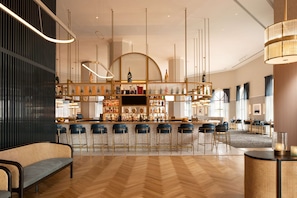9 restaurants, breakfast, lunch, dinner served; seafood