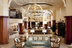 9 restaurantes; se sirven desayunos, almuerzos, cenas y marisco 