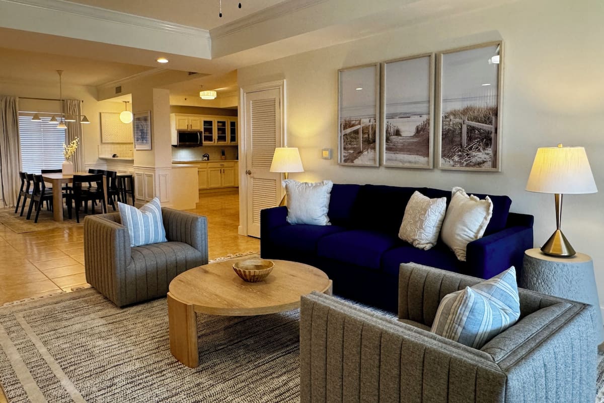 Condo, 3 Bedrooms (Condo in the Yacht Harbor, w/view) | Living area