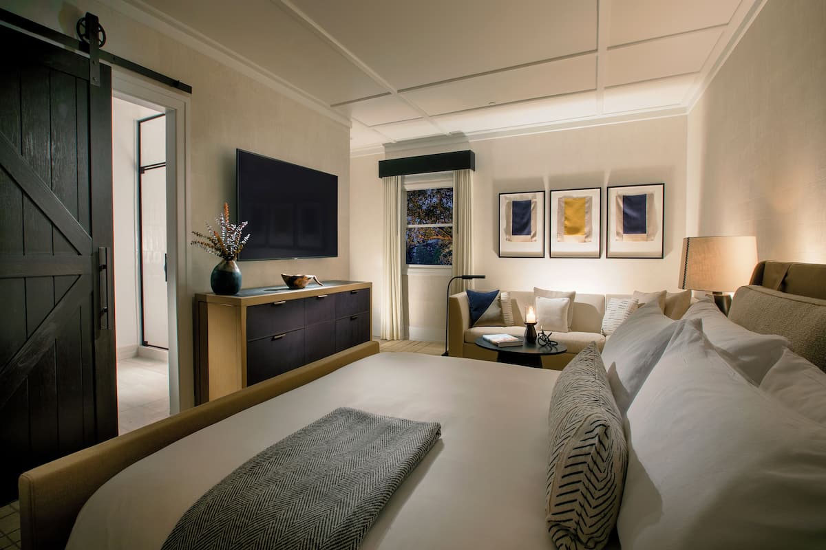 Ropa de cama de alta calidad, edredón, camas con pillow-top y minibar
