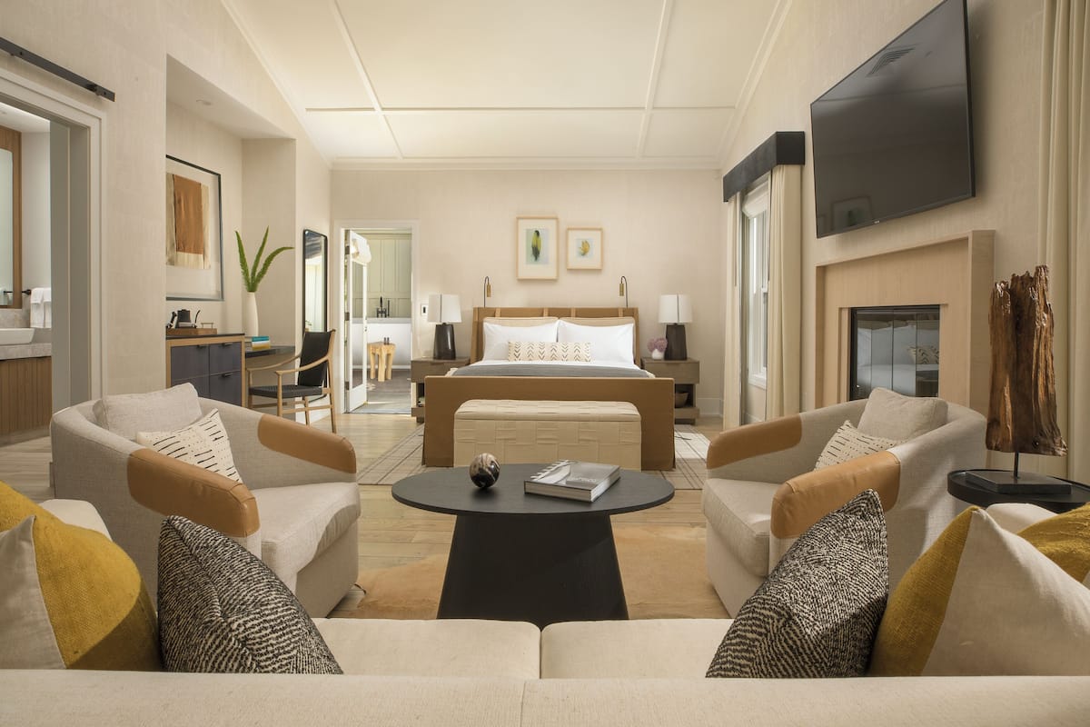 Ropa de cama de alta calidad, edredón, camas con pillow-top y minibar