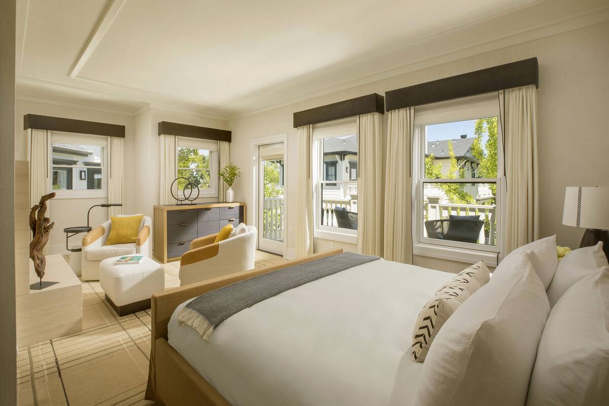 deluxe suite with indoor/outdoor shower | premium bedding, down duvets, pillow-top beds, minibar