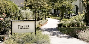 Couples treatment rooms, hot tub, steam room, body treatments