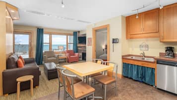 Studio Deluxe, vue sur le lac | Fer et planche à repasser, décor unique, ameublement unique
