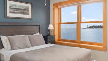 Deluxe suite, 2 slaapkamers, uitzicht op meer | Individueel gedecoreerd, individueel gemeubileerd