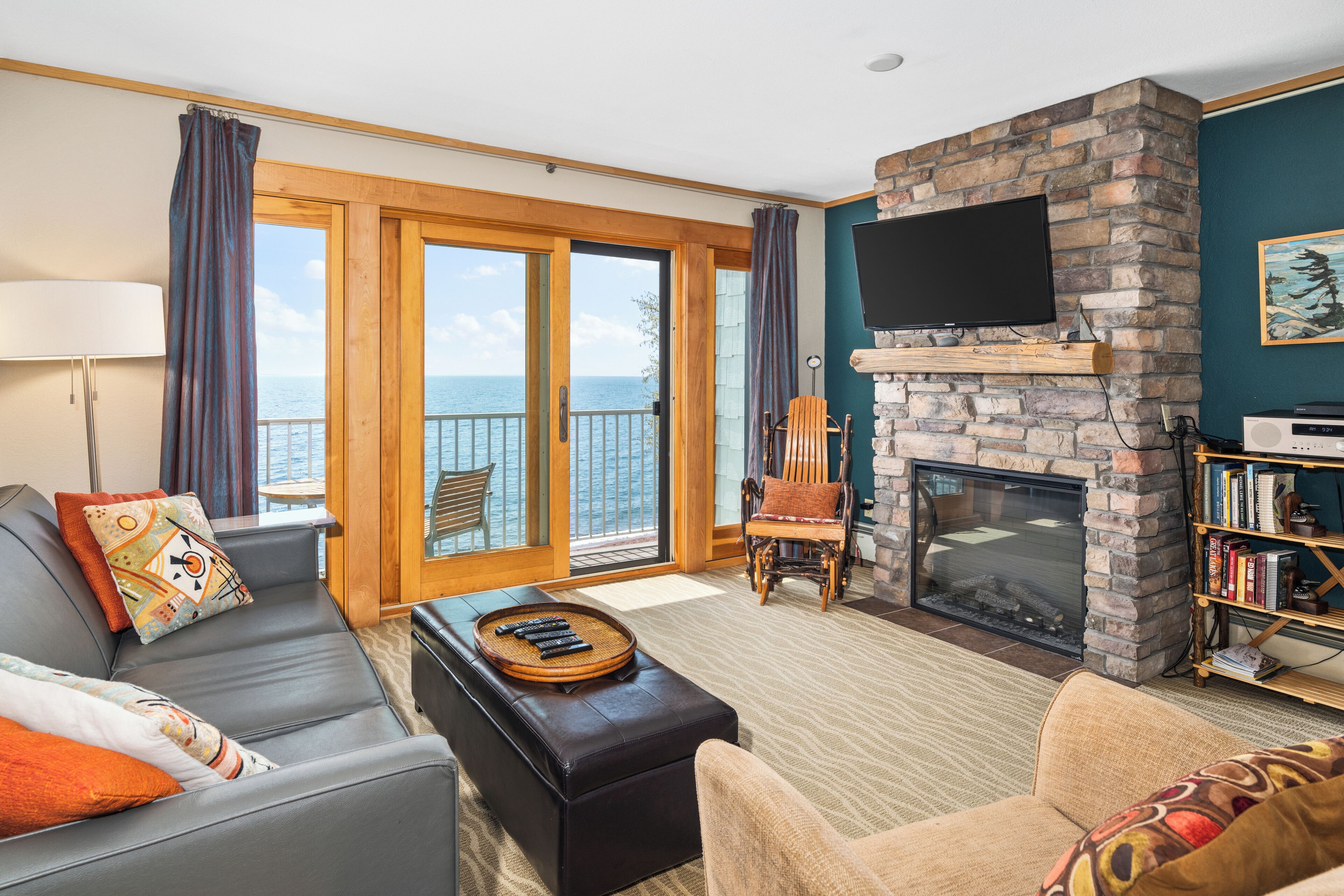 スイート 2 ベッドルーム レイクビュー | リビング エリア | 薄型テレビ、DVD プレーヤー