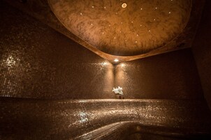 Couples treatment rooms, sauna, hot tub, Turkish bath, body treatments