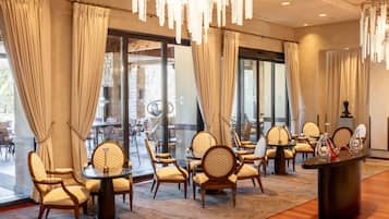 4 restaurants, servant le déjeuner et le dîner; cuisine locale