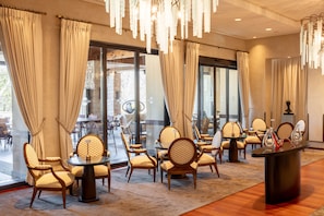 4 restaurants, breakfast, lunch, dinner served; local cuisine