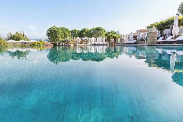 Indoor pool, seasonal outdoor pool, pool loungers