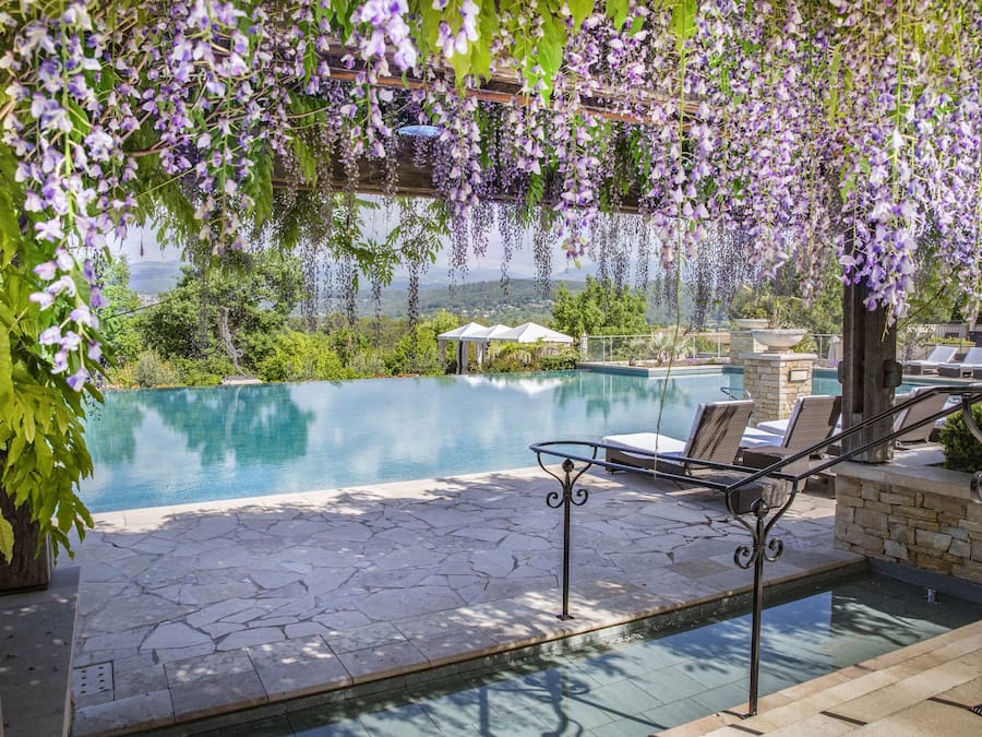 Indoor pool, seasonal outdoor pool, sun loungers