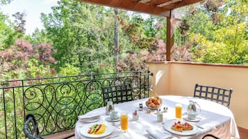 Se ofrece un desayuno bufé (46 EUR por persona)