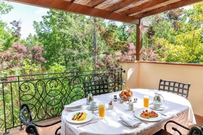 Daily buffet breakfast (EUR 46 per person)