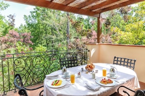 Daily buffet breakfast (EUR 46 per person)