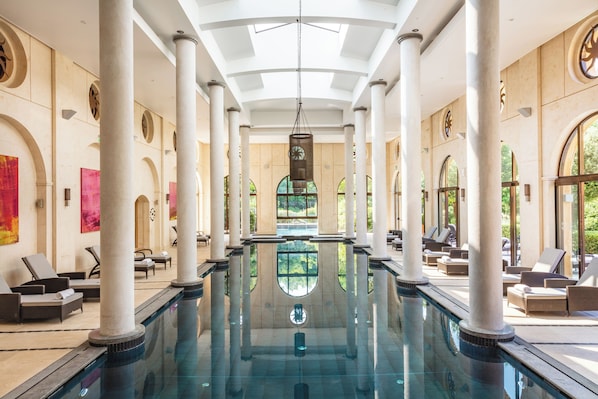 Piscine intérieure, piscine extérieure en saison, chaises longues