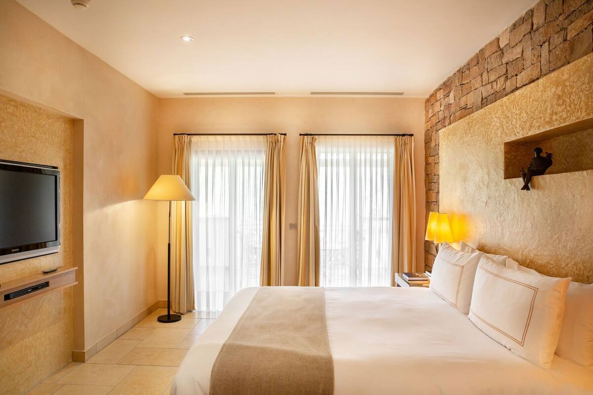 Premium bedding, pillowtop beds, minibar, in-room safe