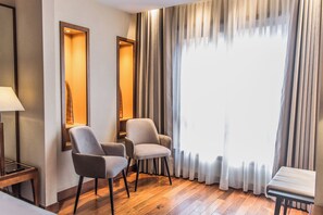 Hochwertige Bettwaren, Minibar, Zimmersafe, Schreibtisch