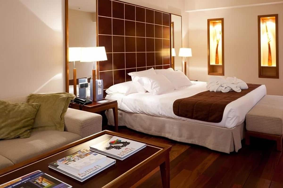 Premium bedding, minibar, in-room safe, desk