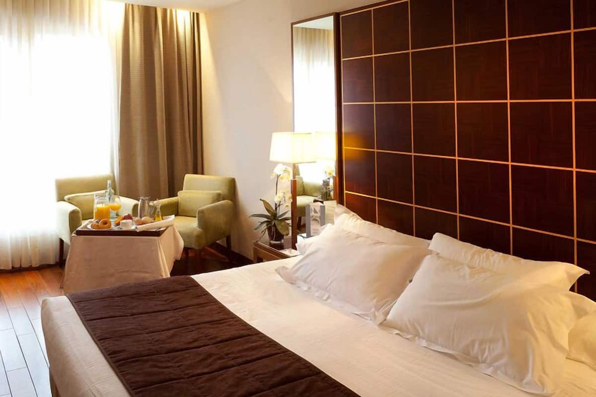 Premium bedding, minibar, in-room safe, desk