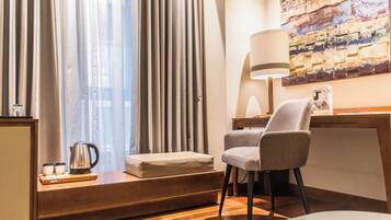 小型套房 | 起居区 | 22-英寸电视(配备数码频道)