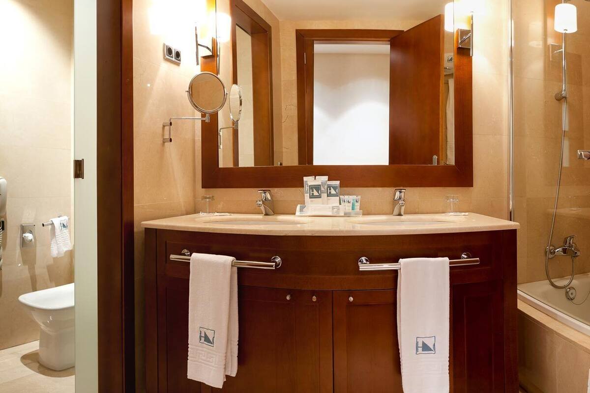 junior suite | bathroom | combined shower/bathtub, free toiletries, hair dryer, bidet