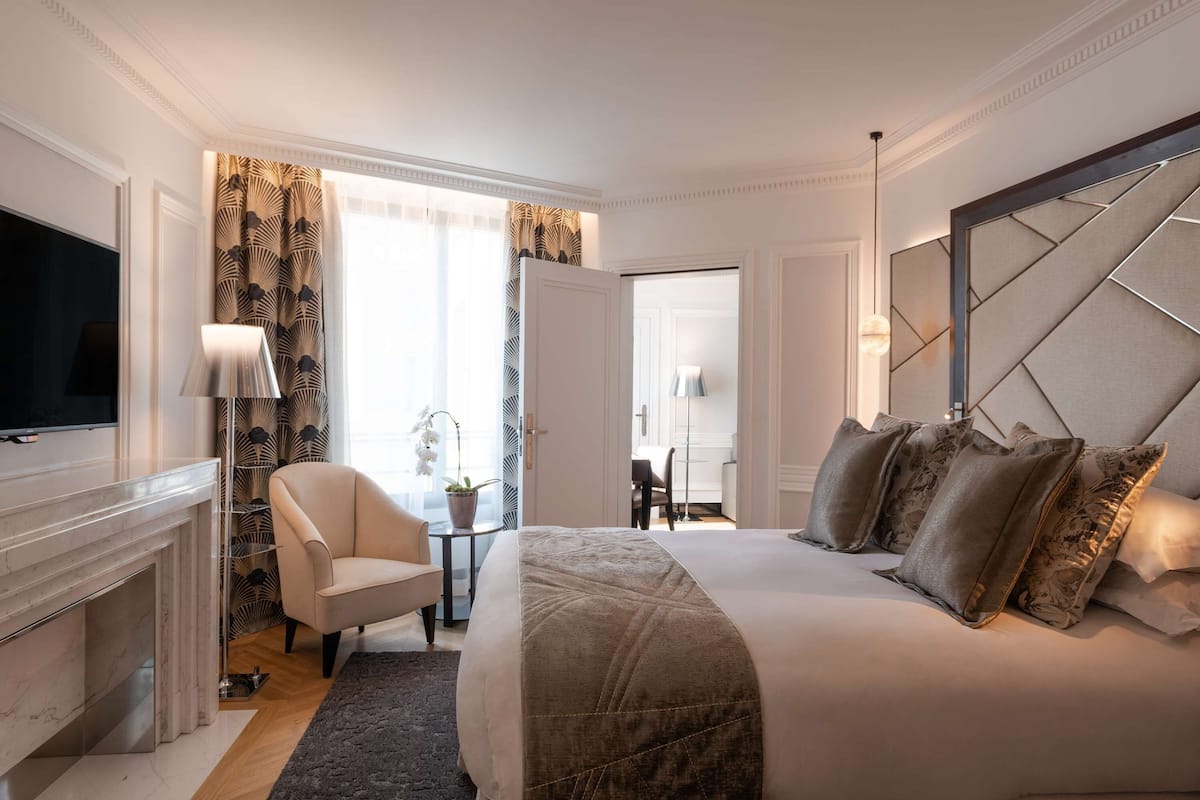 Deluxe Suite King | Premium bedding, minibar, in-room safe, desk