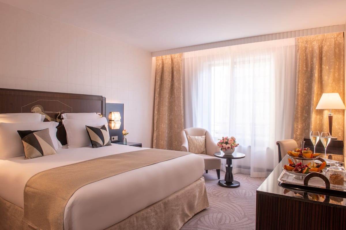 Deluxe Room, Garden View | Premium bedding, minibar, in-room safe, desk