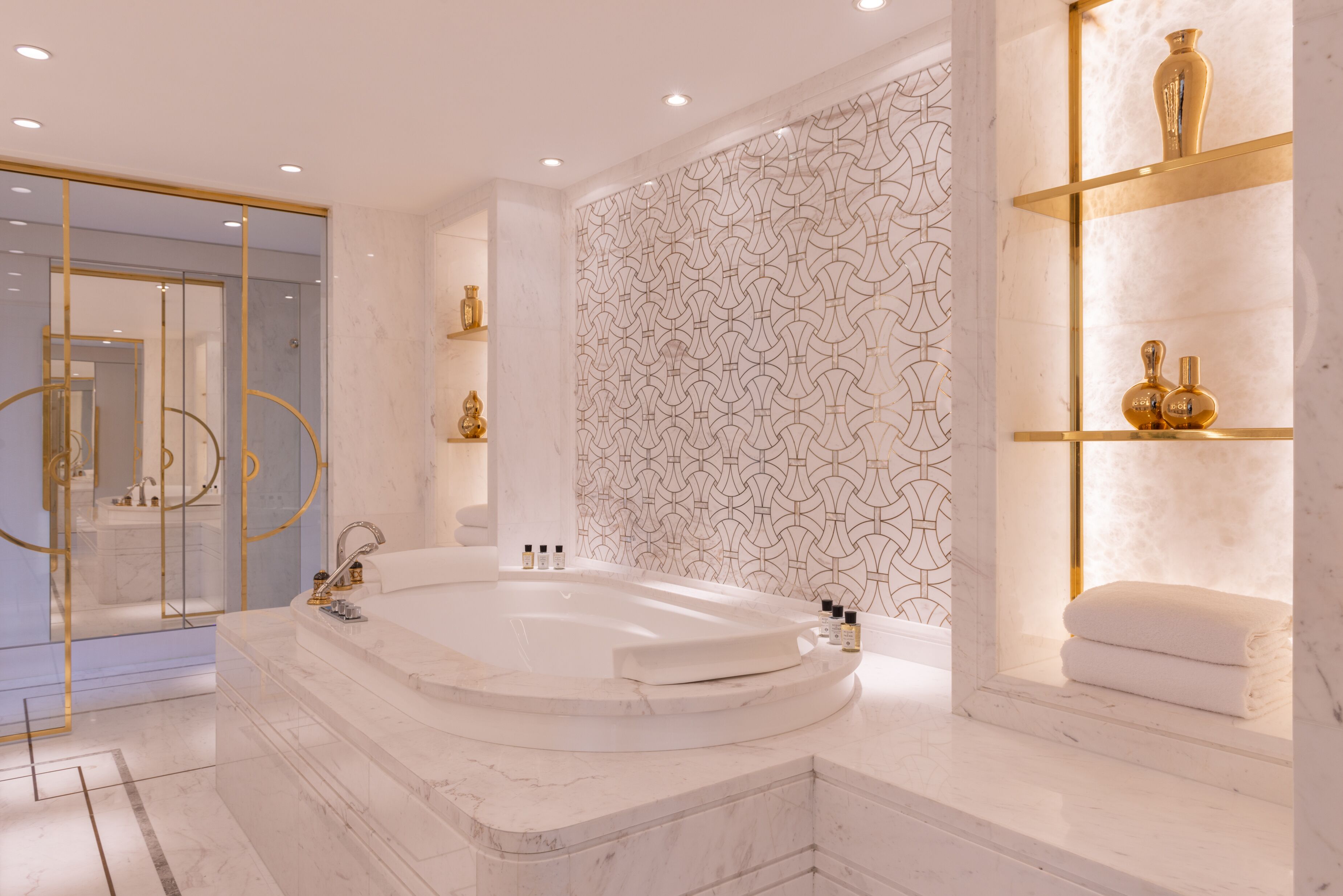 apartment (triomphe) | bathroom | free toiletries, hair dryer, bathrobes, slippers