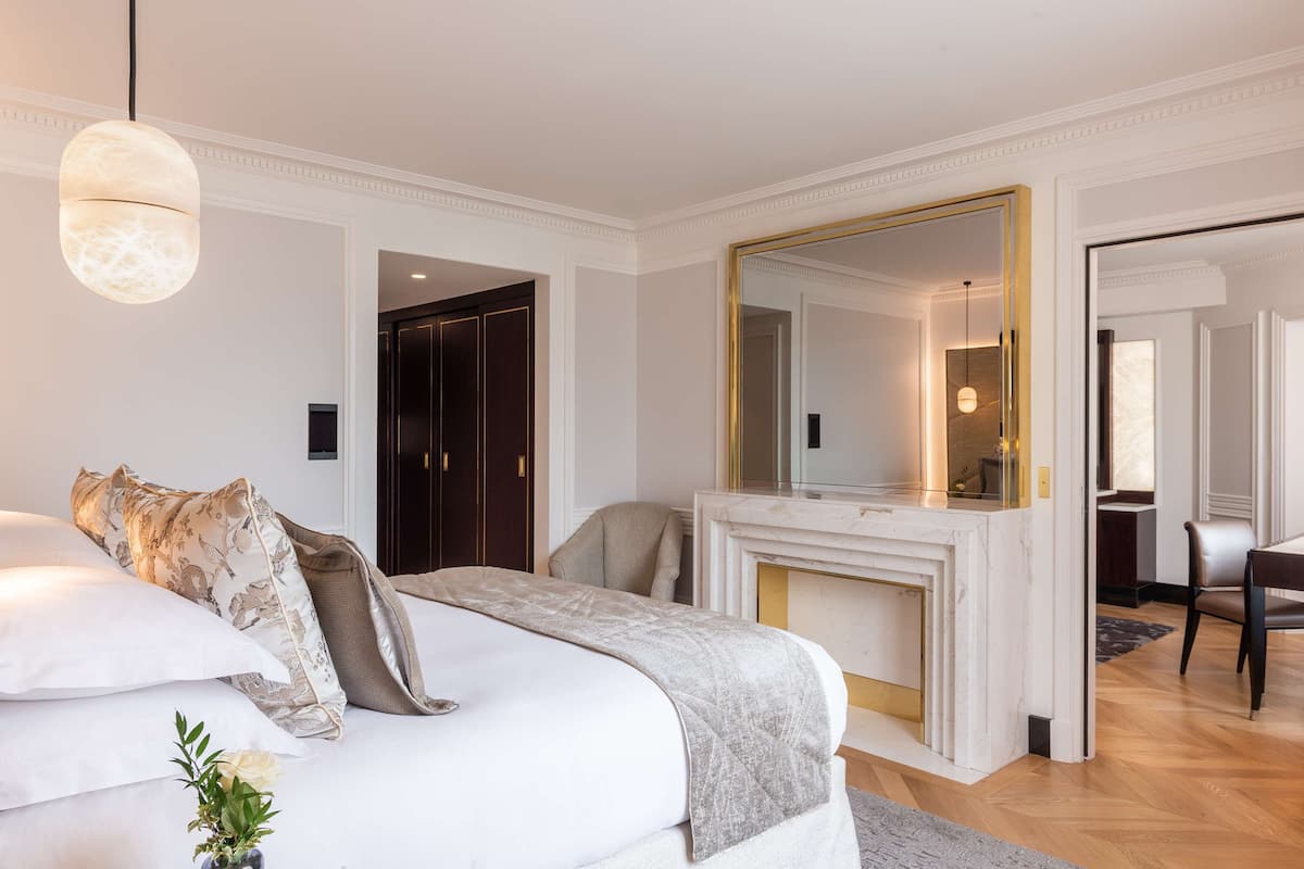 Apartment (Triomphe) | Premium bedding, minibar, in-room safe, desk