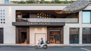 Un edificio moderno con un letrero que dice 'EUROPA PALACE'.
