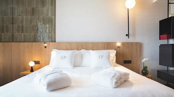 Minibar, két bảo mật tại phòng, bàn