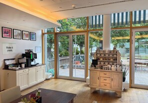 Desayuno buffet todos los días (con cargo) 