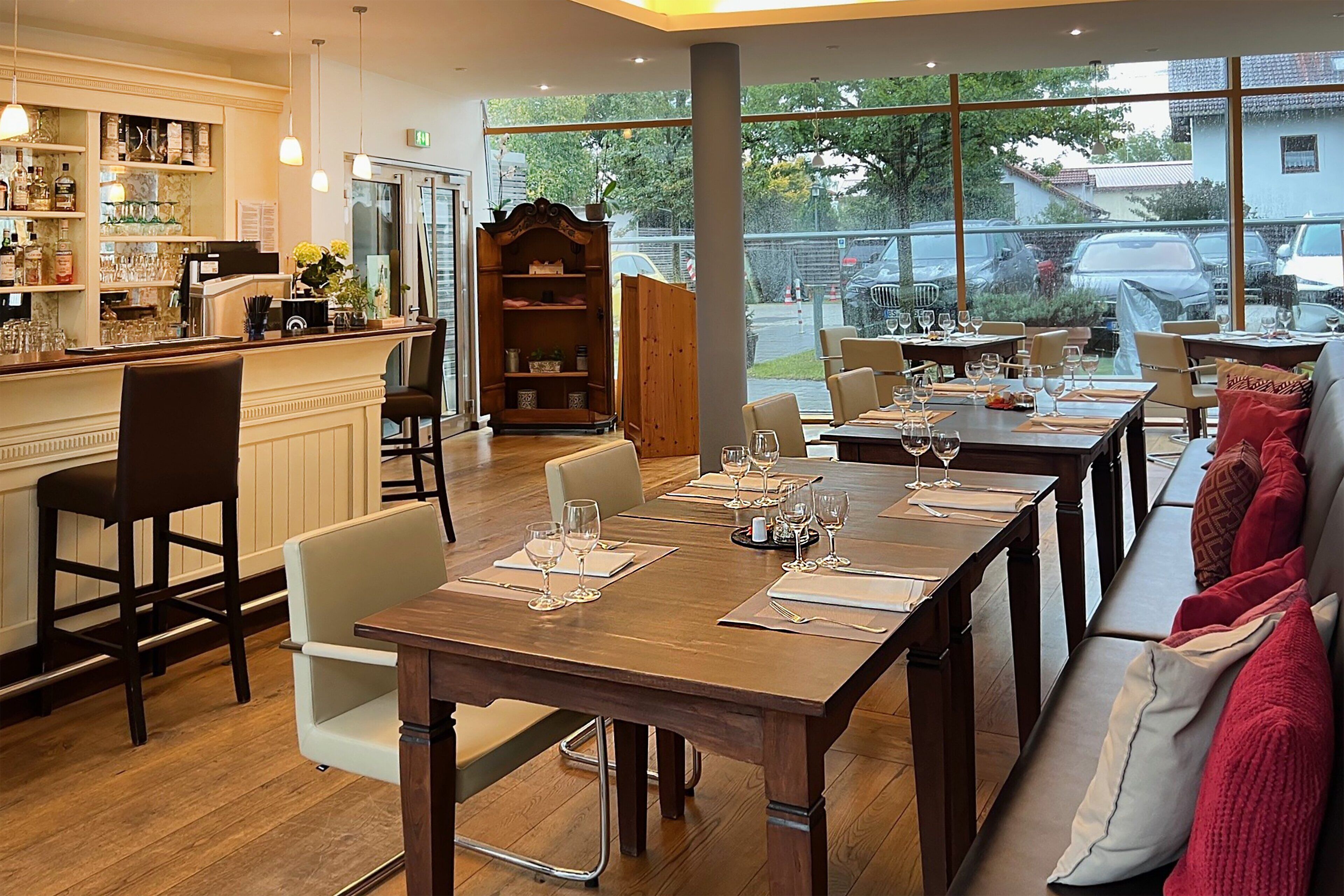 Un restaurante con barra, mesas y sillas de madera.
