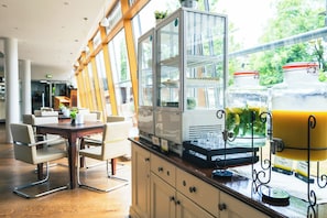 Café da manhã com buffet todos os dias mediante uma taxa