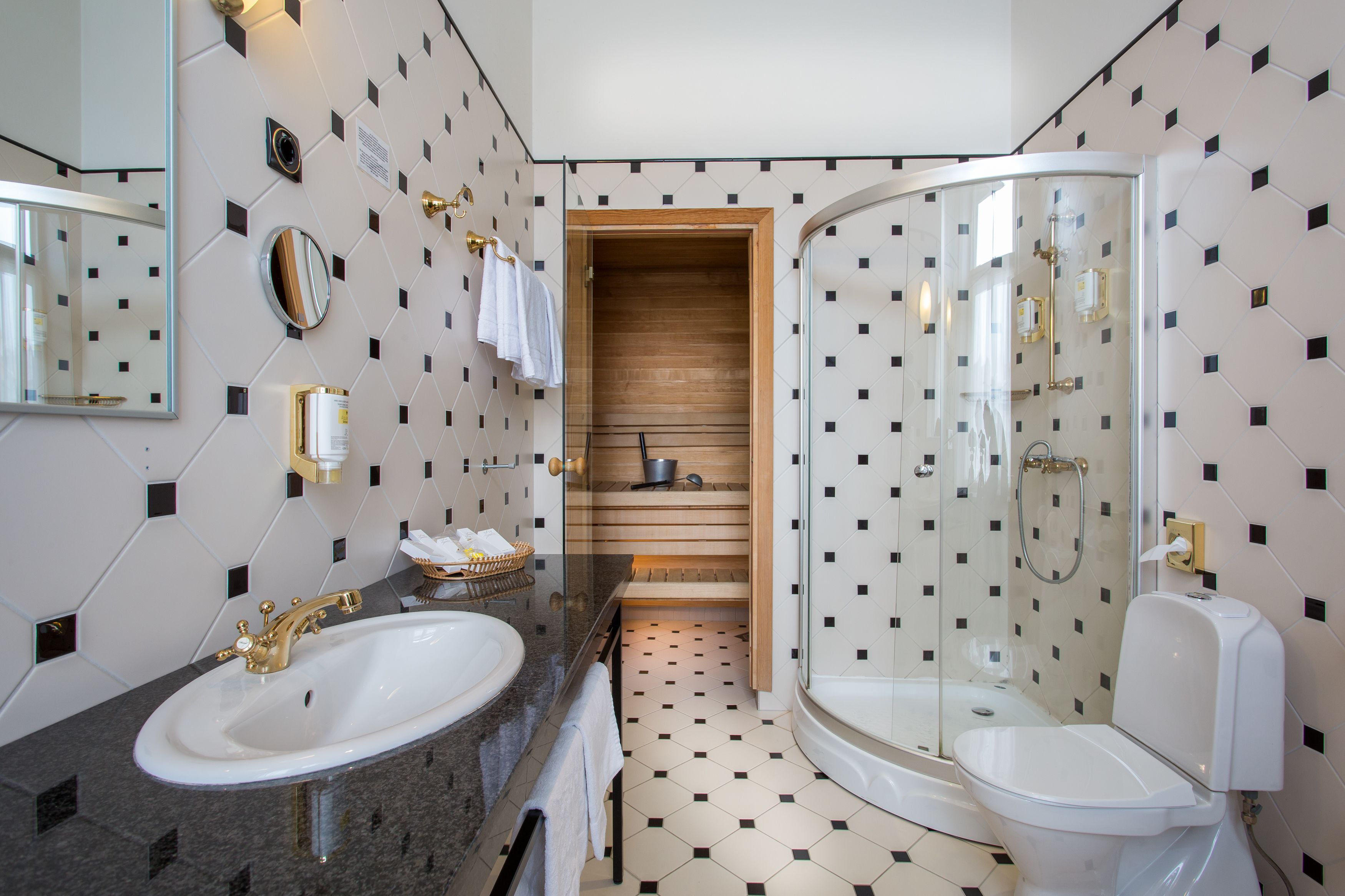 suite with sauna, historical main building | bathroom | free toiletries, hair dryer, towels