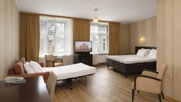 Family room, Classical Side Building | Minibar, una cassaforte in camera, una scrivania, ferro/asse da stiro