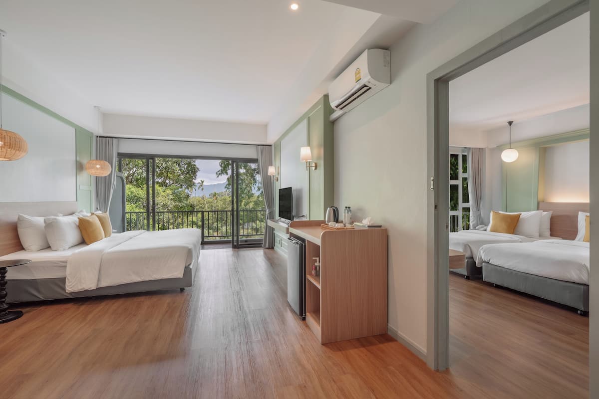 2 Bedroom Connecting Door | 迷你吧、房內夾萬、書桌、手提電腦工作空間