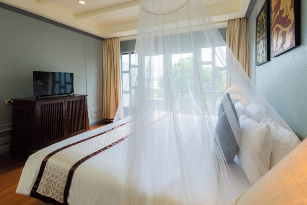 Minibar, két bảo mật tại phòng, bàn