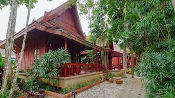 Poolside Thai Villa Twin bed | Minibar, brankas, meja kerja, dan ruang kerja ramah laptop