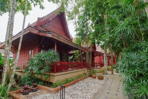 Poolside Thai Villa Twin bed | Een minibar, een kluis op de kamer, een bureau, een laptopwerkplek