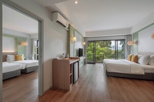 Minibar, caja de seguridad en la habitación y escritorio
